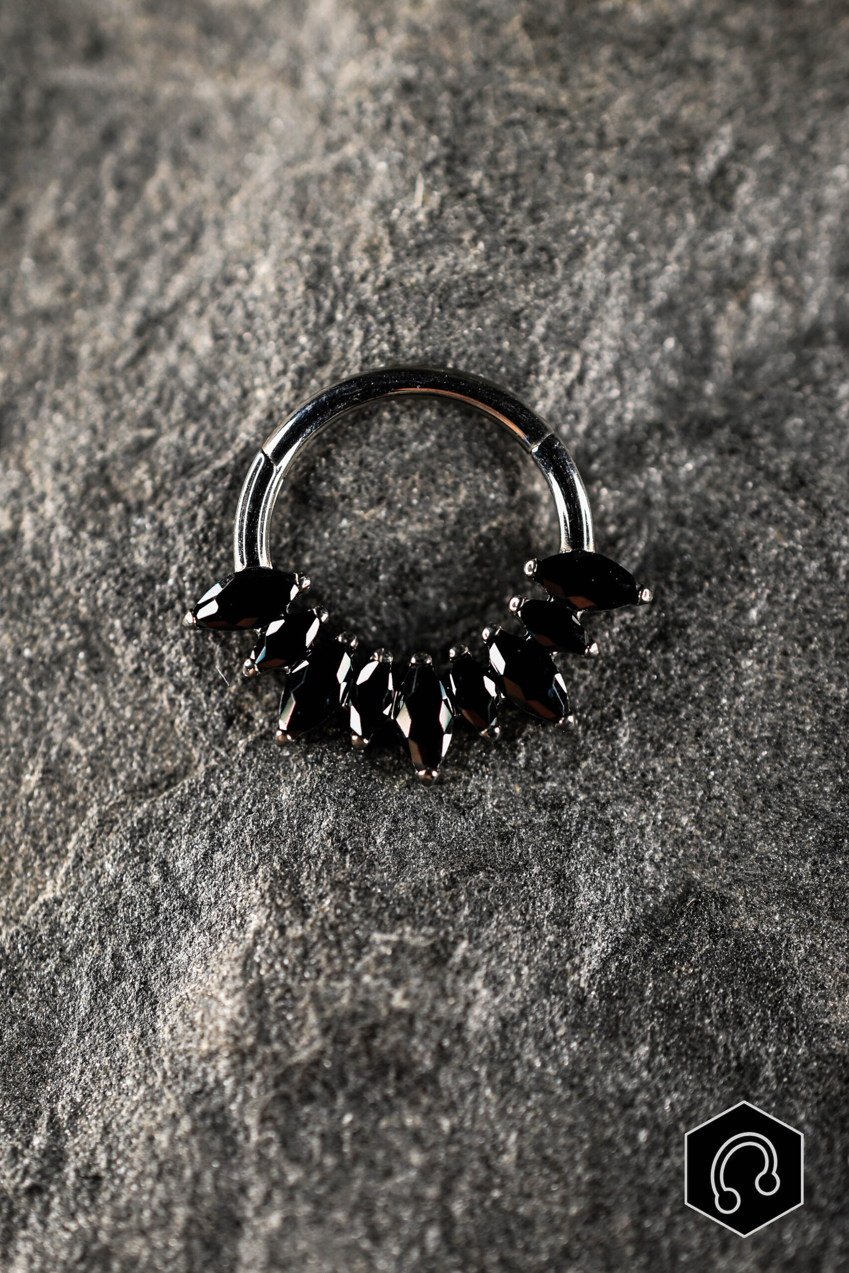 Anneau Clicker Titane Argenté Black Venom