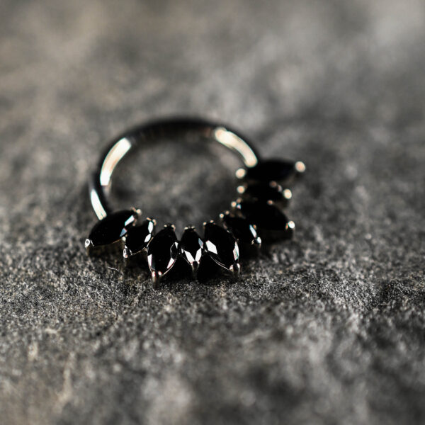 Anneau Clicker Titane Argenté Black Venom