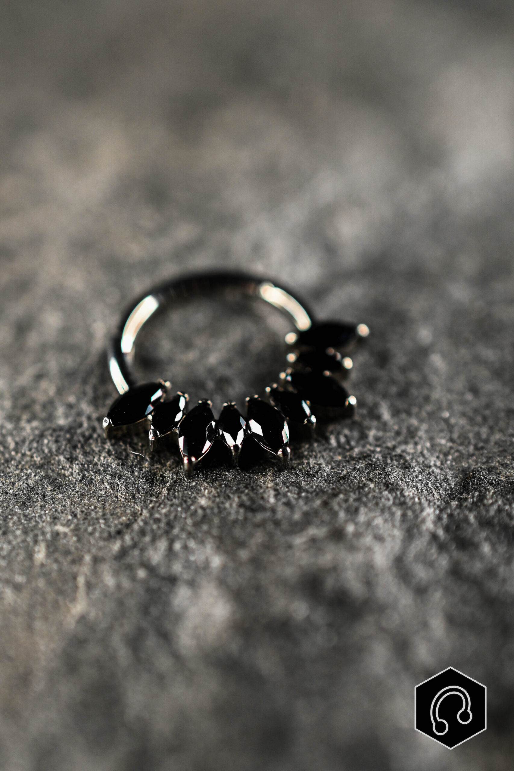 Anneau Clicker Titane Argenté Black Venom