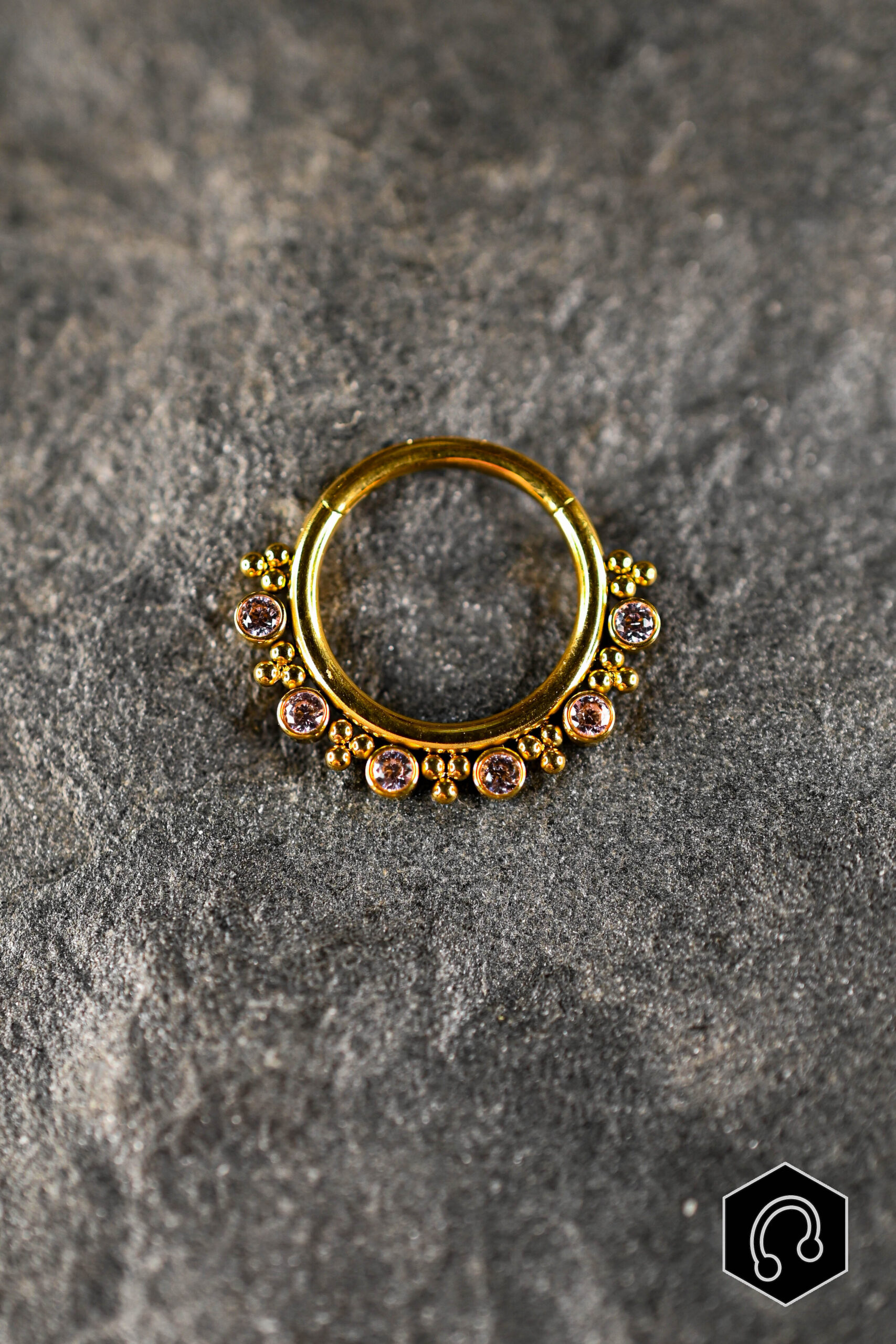 Anneau Clicker Titane Doré Grace – Image 3