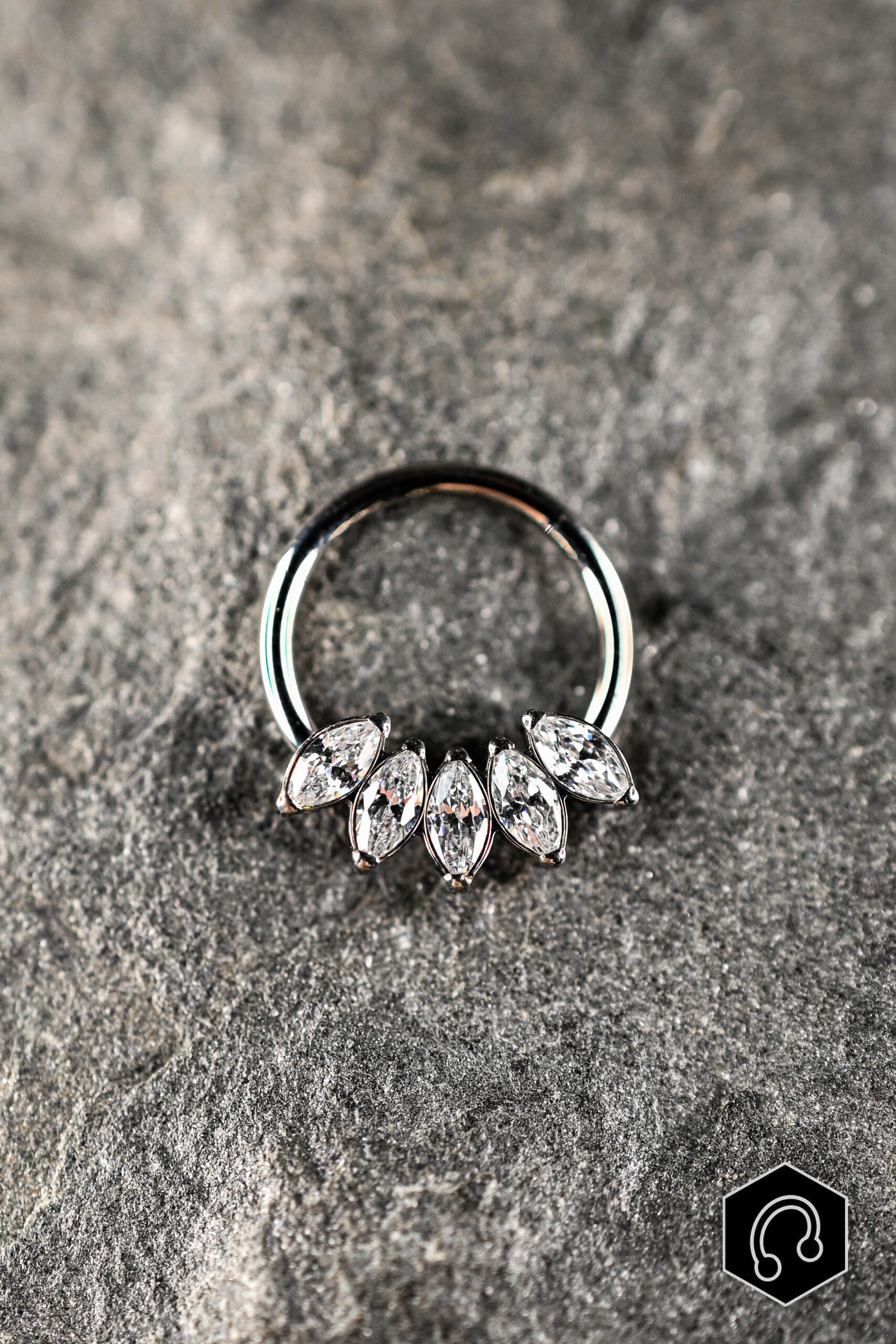 Anneau Clicker Titane Argenté Fleur de Cristal 5 Strass