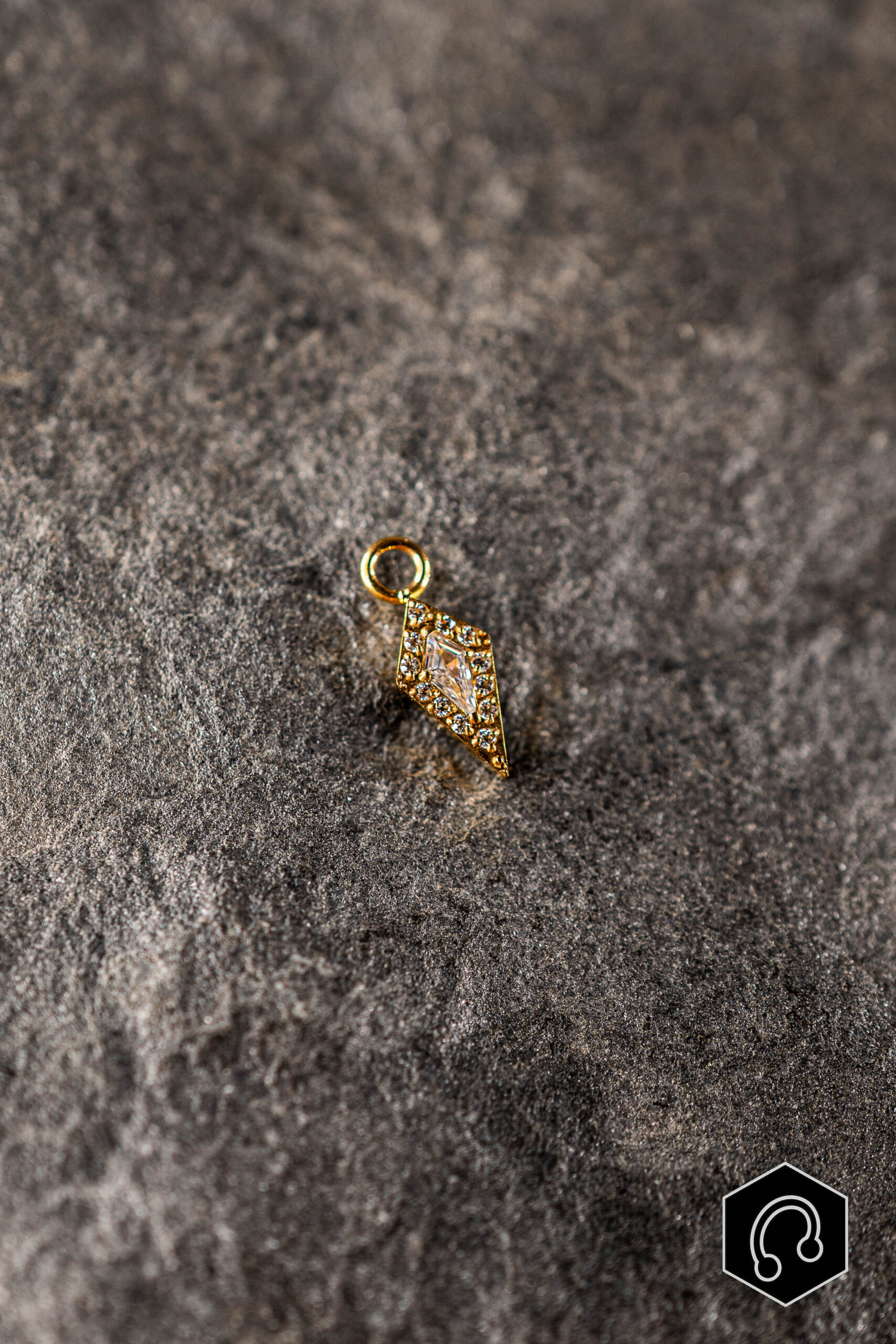 Charm Doré Prism Éclatant