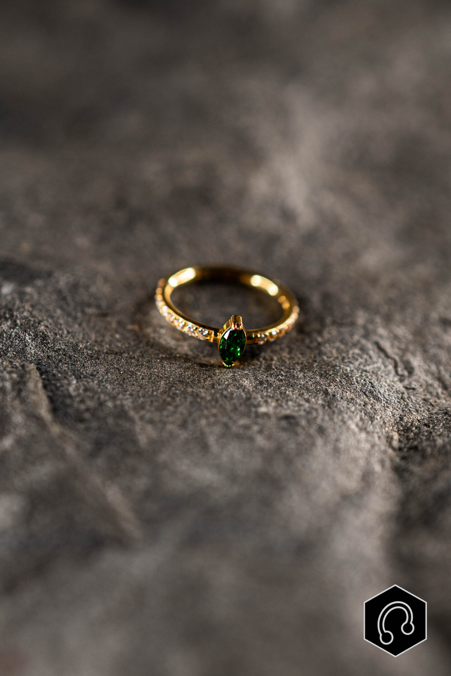 Anneau Clicker Titane Doré Émeraudus