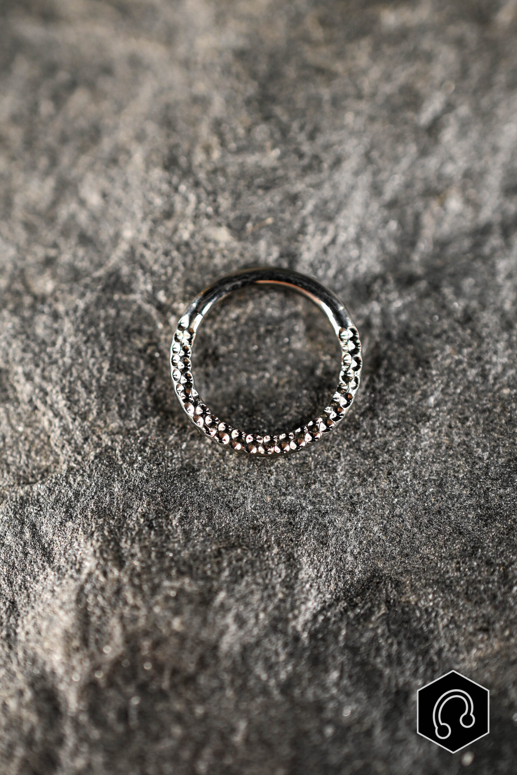 Anneau Clicker Titane Argenté Moon Texture