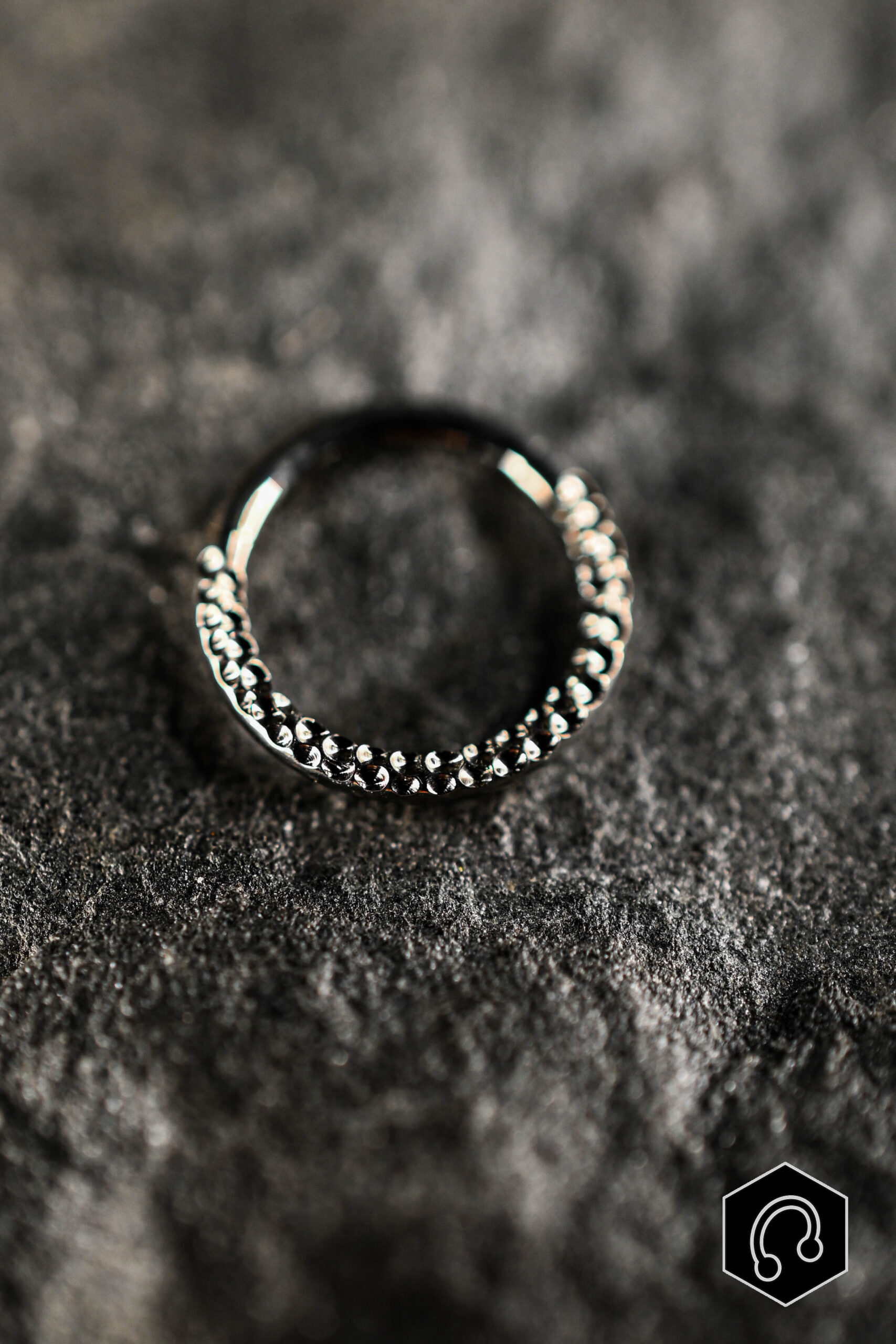 Anneau Clicker Titane Argenté Moon Texture