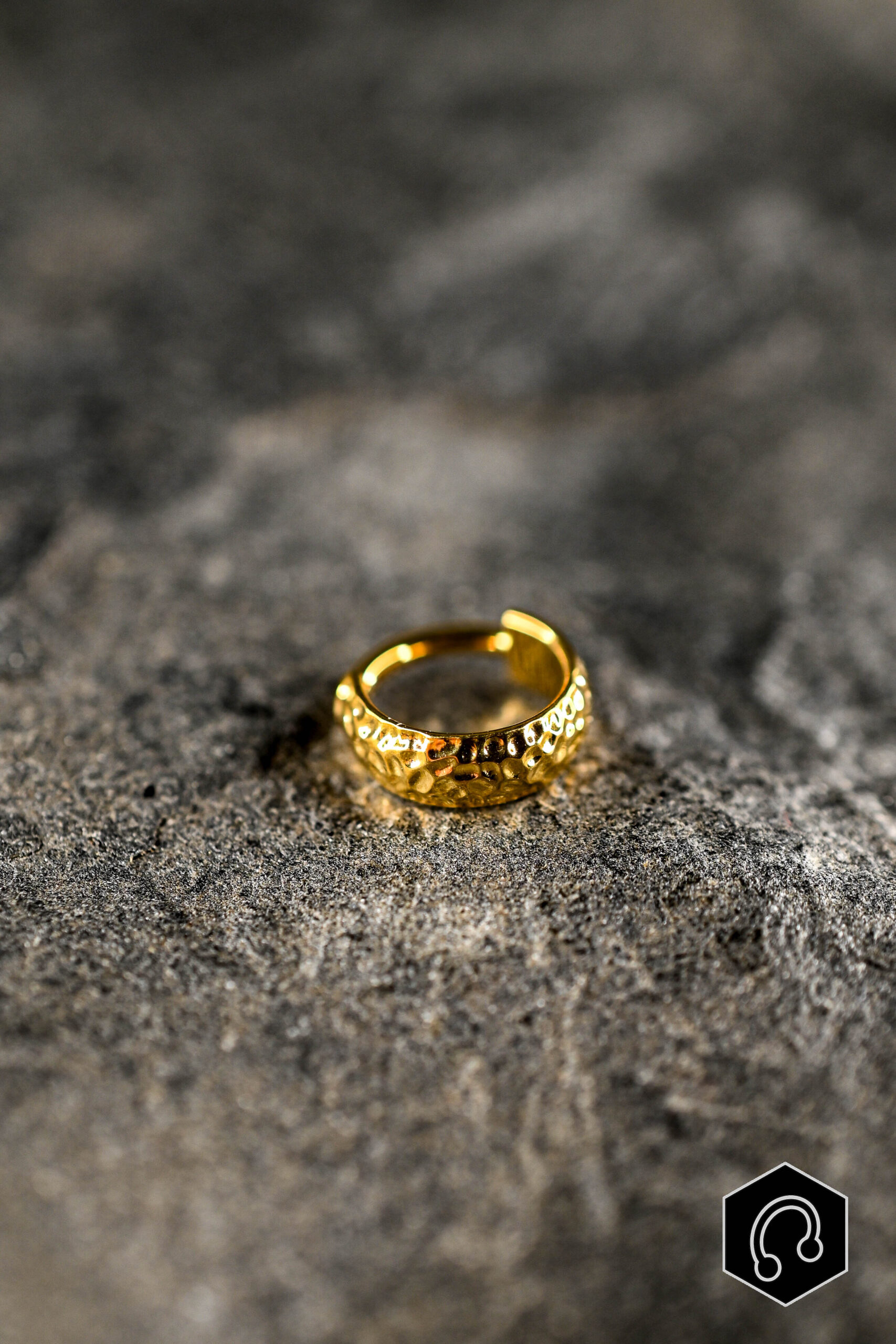 Anneau Titane doré Hammered