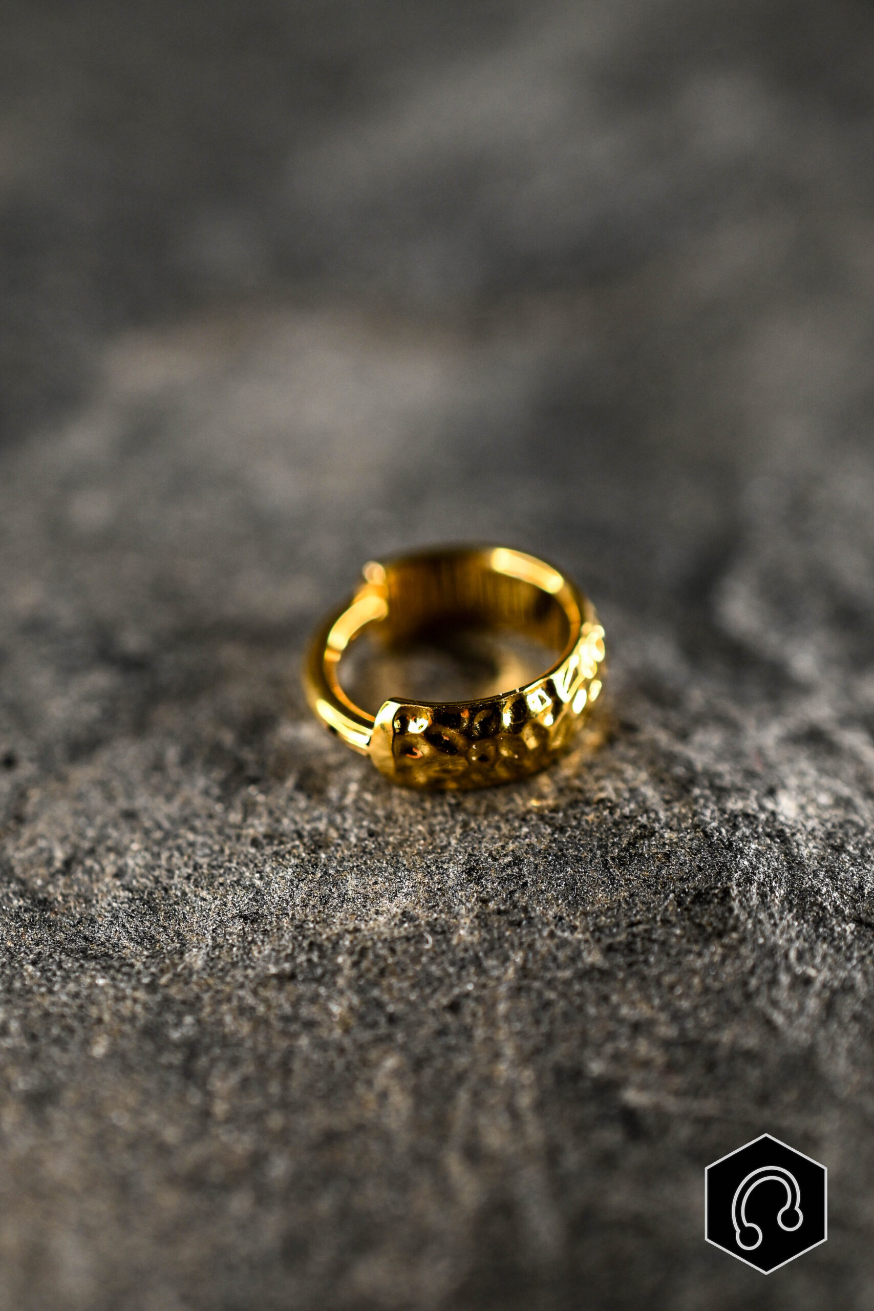 Anneau Titane doré Hammered