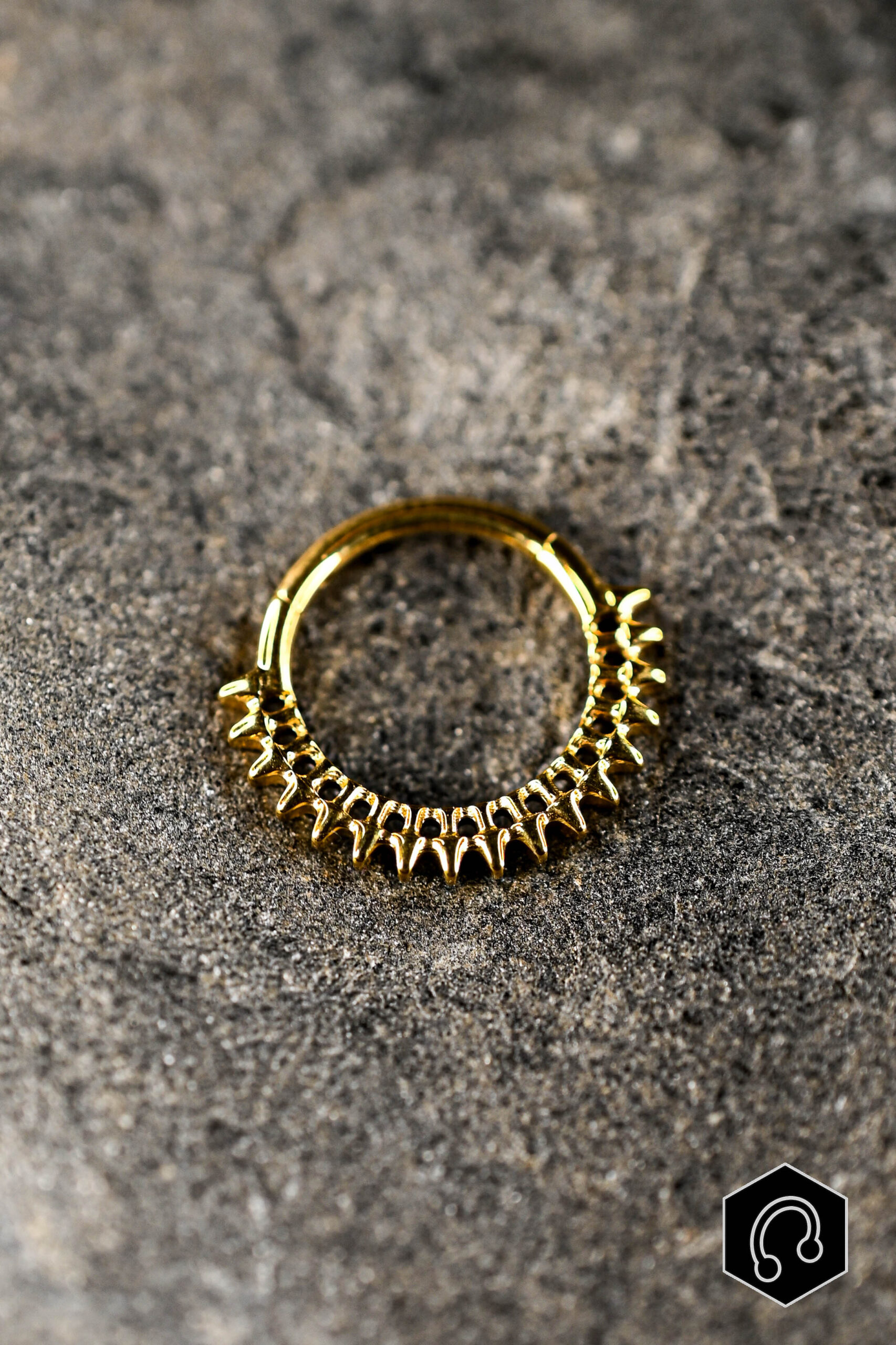 Anneau Clicker Titane Doré Fangs