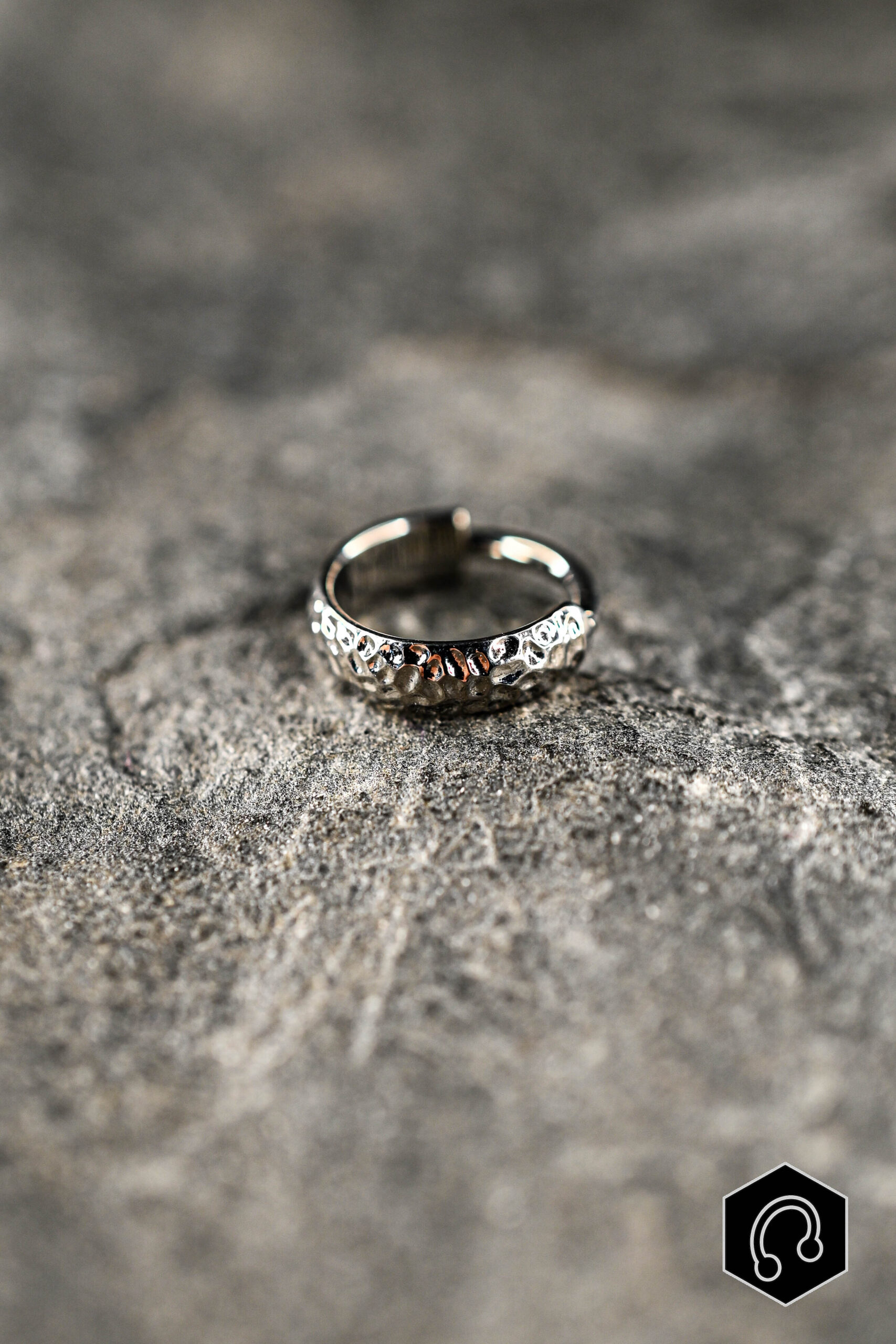 Anneau Titane Argenté Hammered