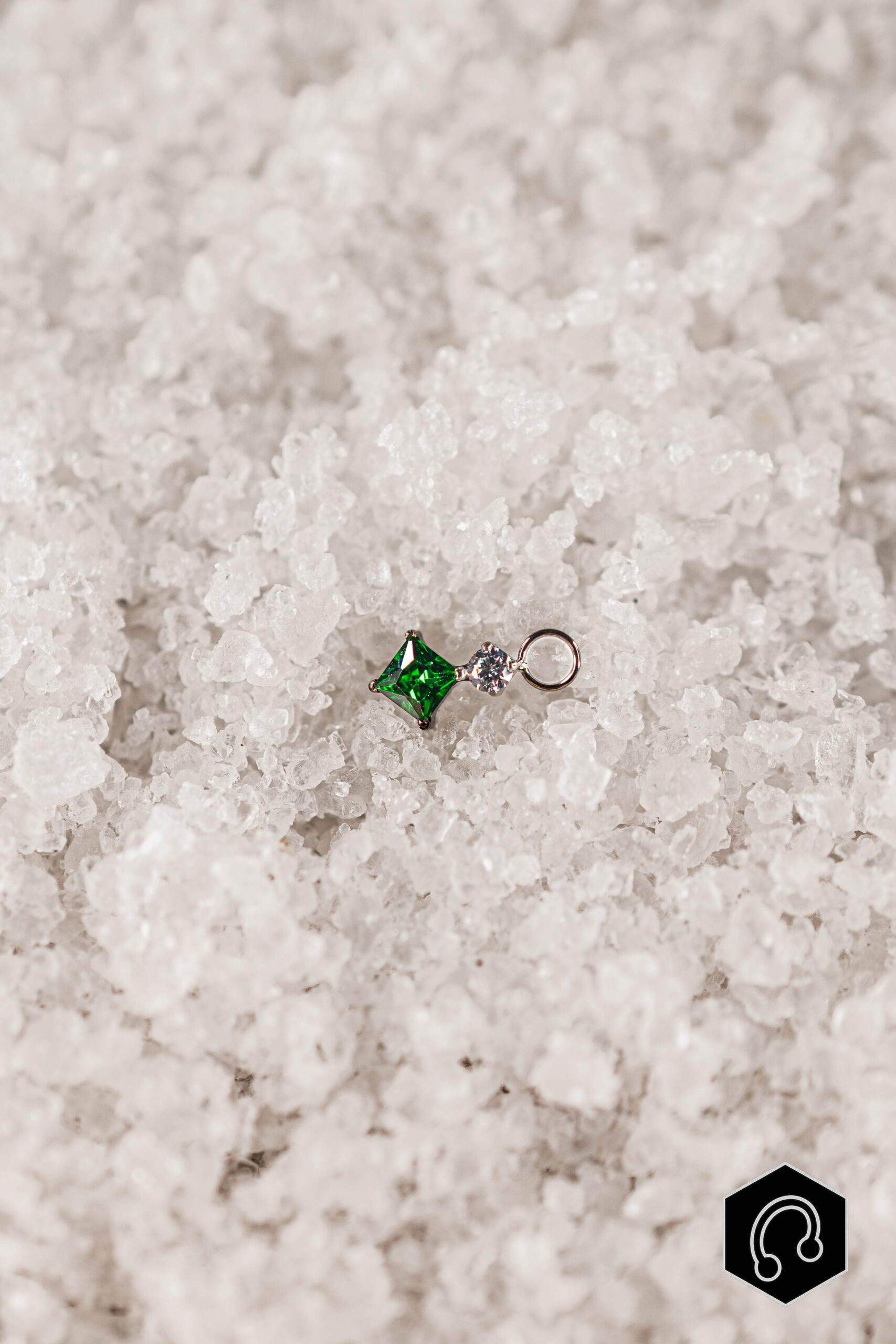 Charm titane argenté Émera Vert