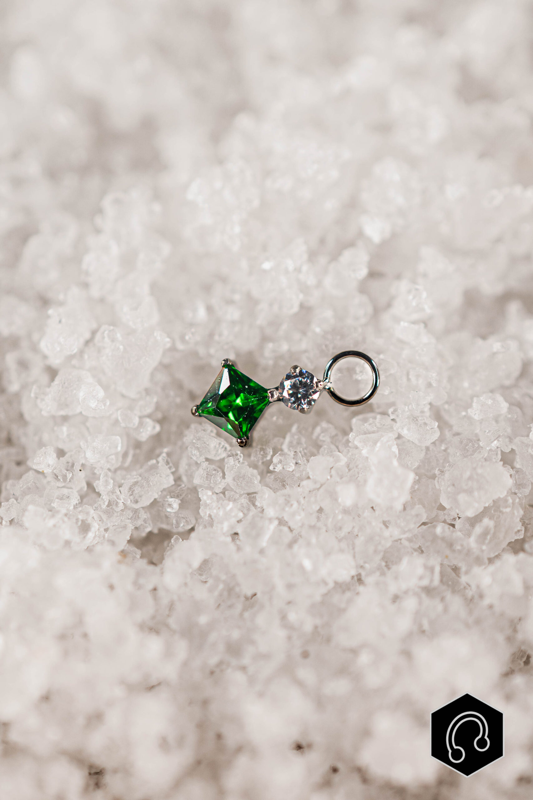 Charm titane argenté Émera Vert