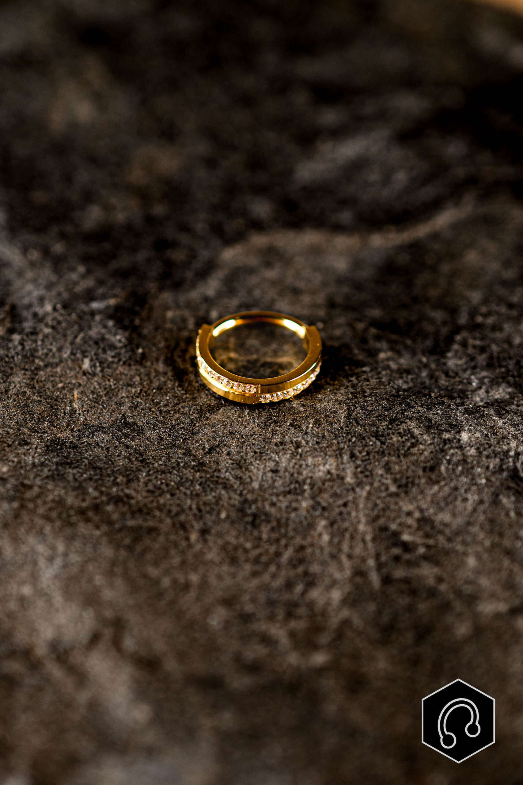 Anneau clicker titane doré Élégance