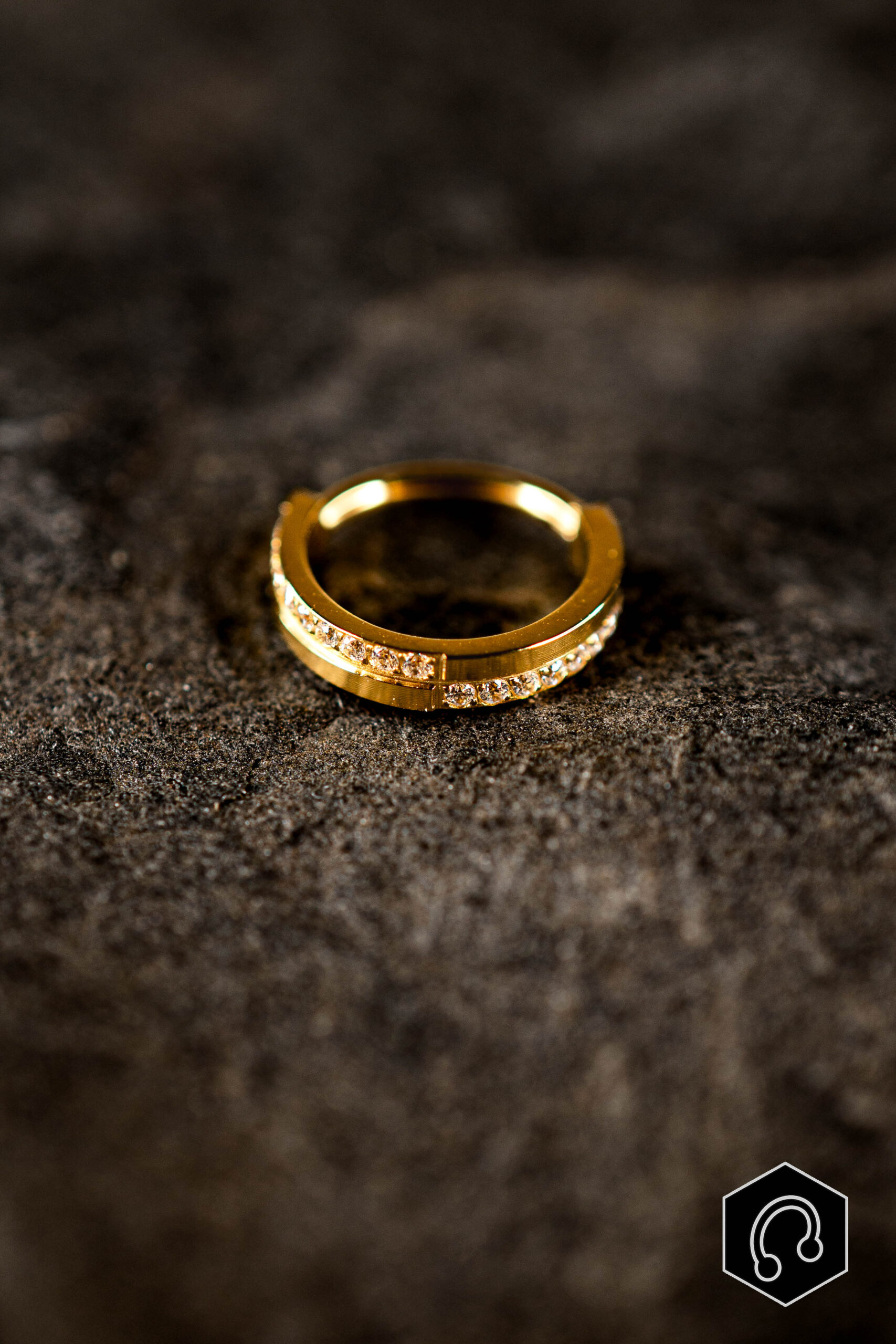 Anneau clicker titane doré Élégance