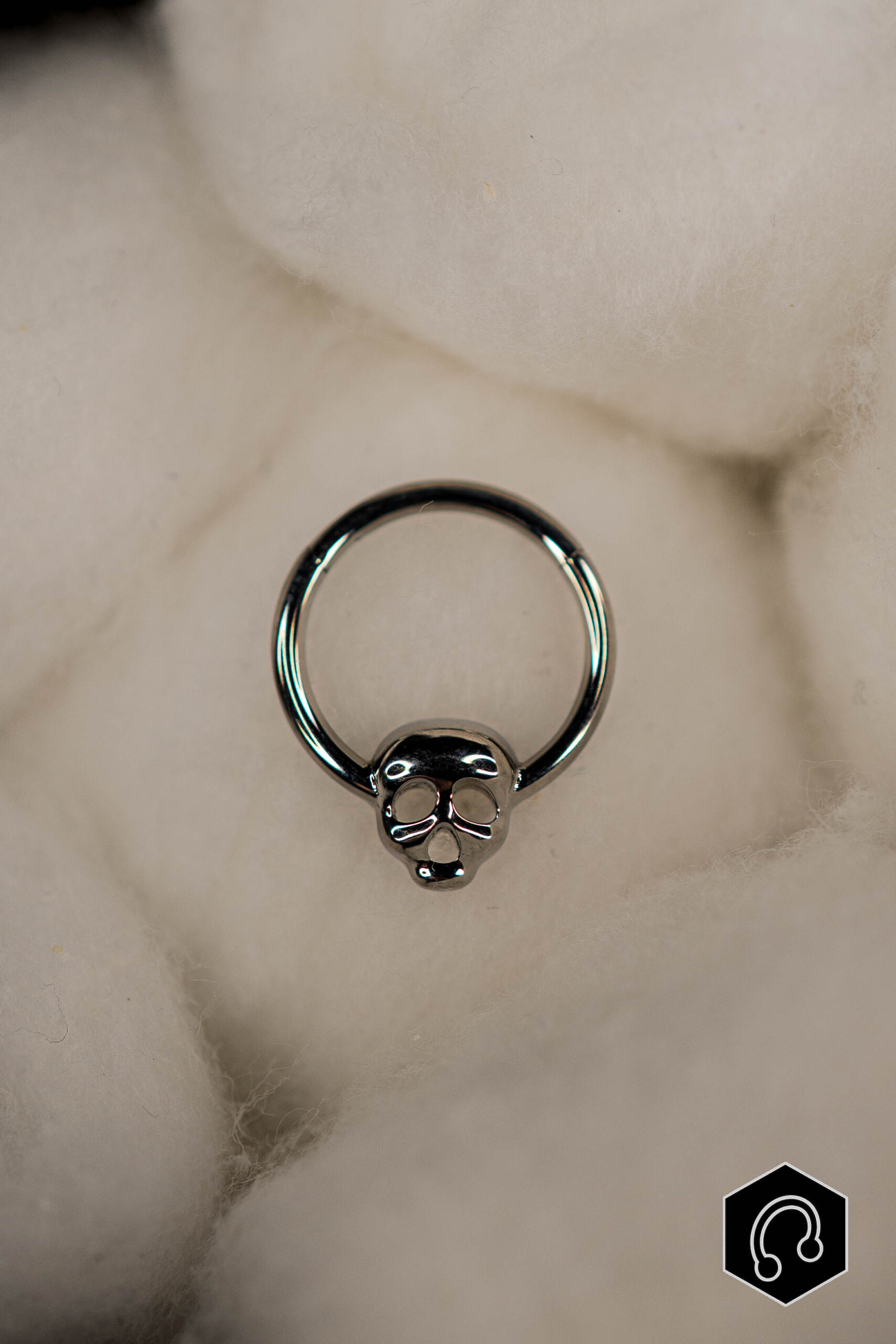 Anneau Clicker Titane Argenté Skull Minimal