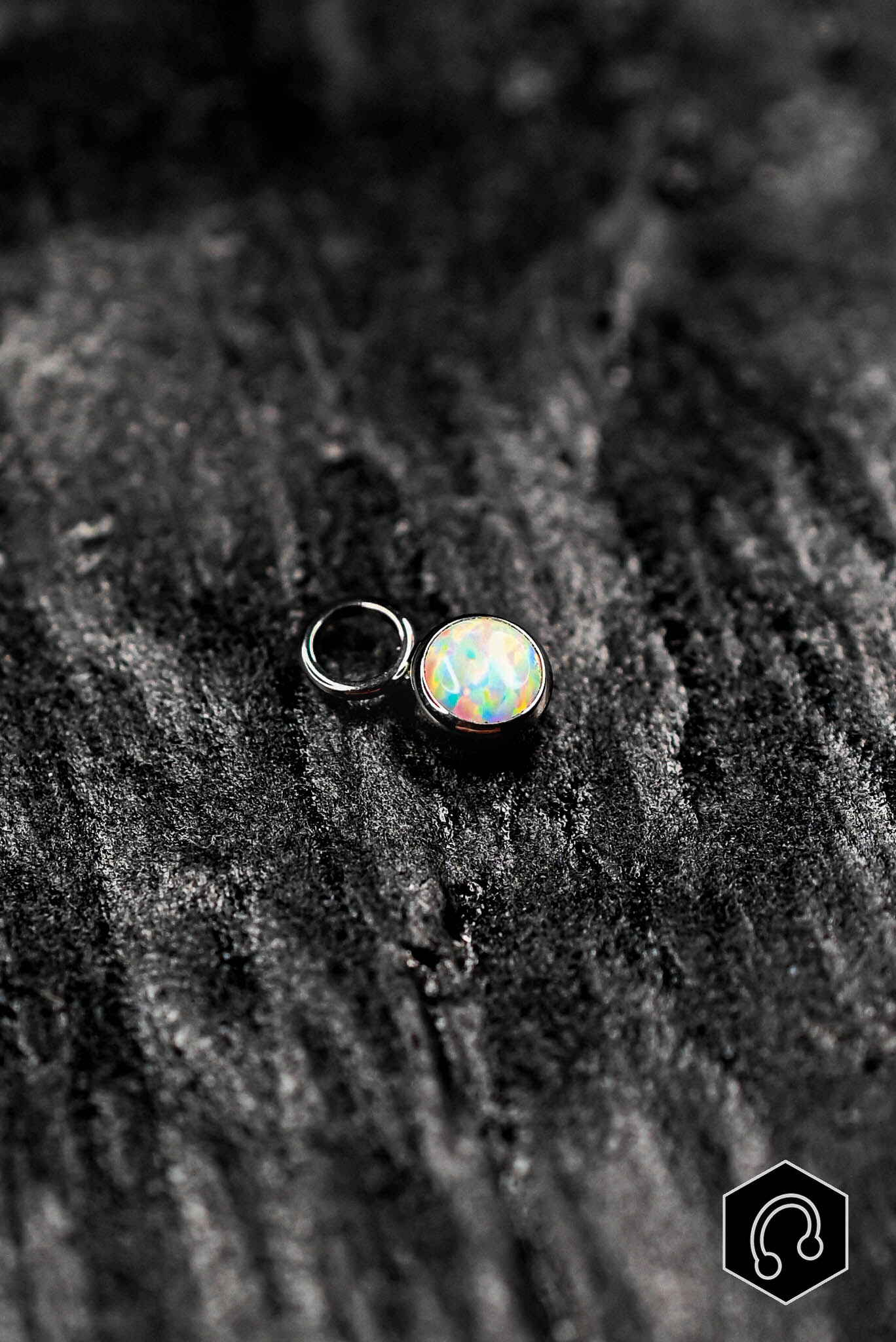 Charm Titane Argenté Opale Blanche